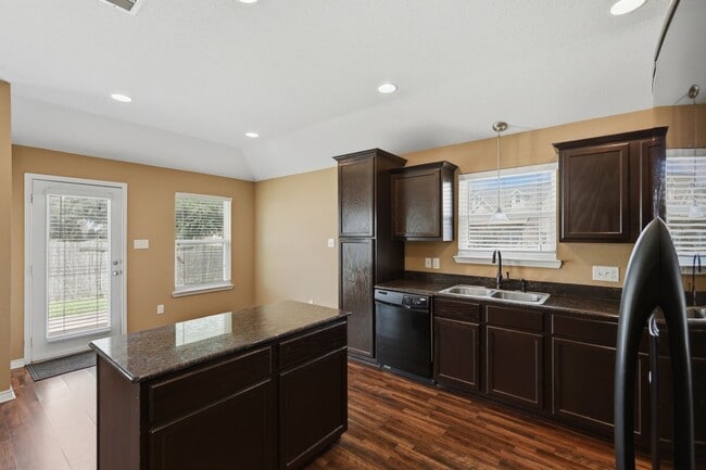 Building Photo - 2484 Horse Shoe Dr