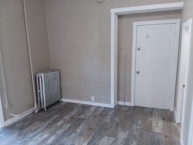 Building Photo - Cap Hil Adorable 1 Bedroom Available Now!