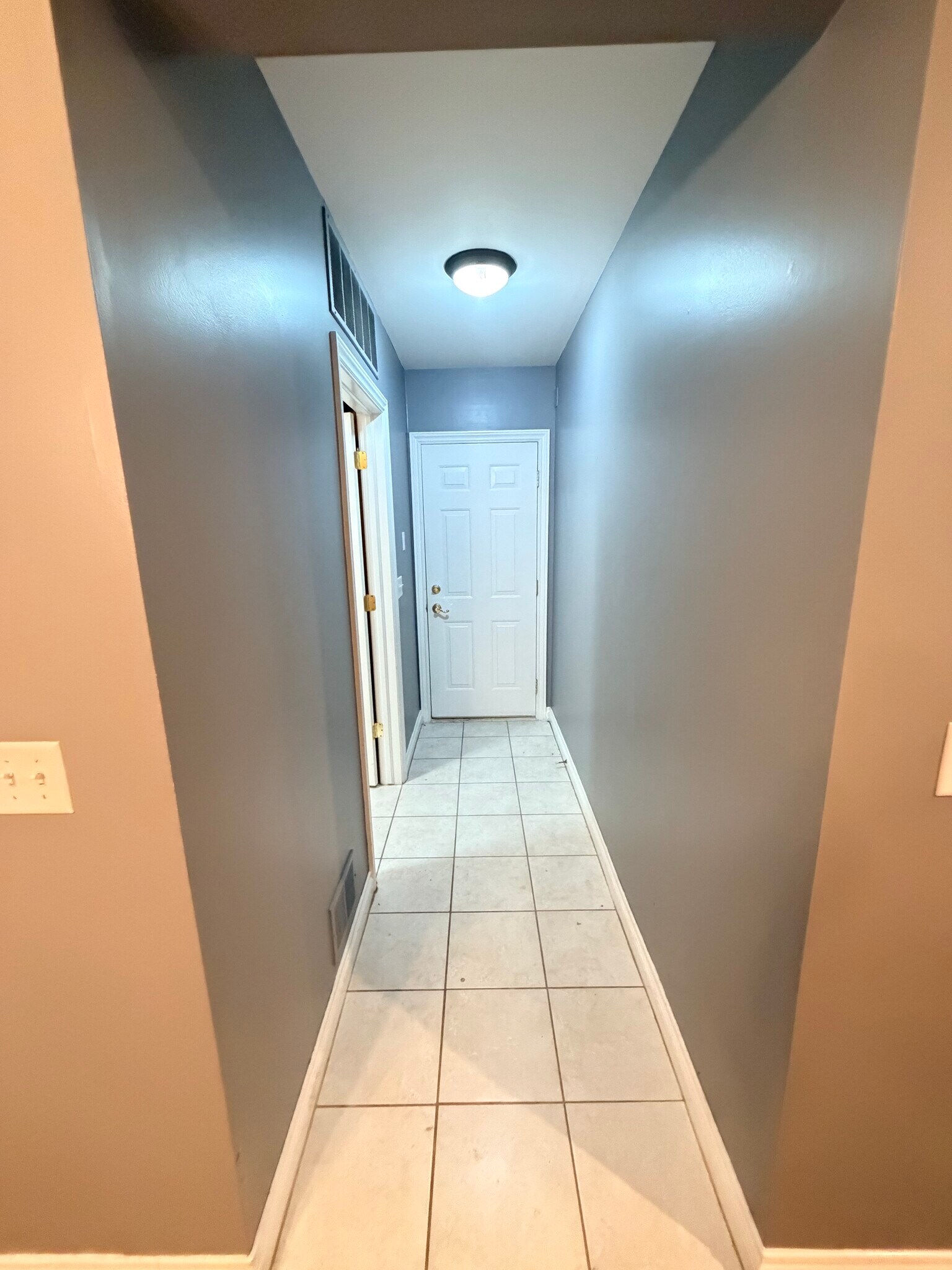 Building Photo - 5647 Hampshire Ln