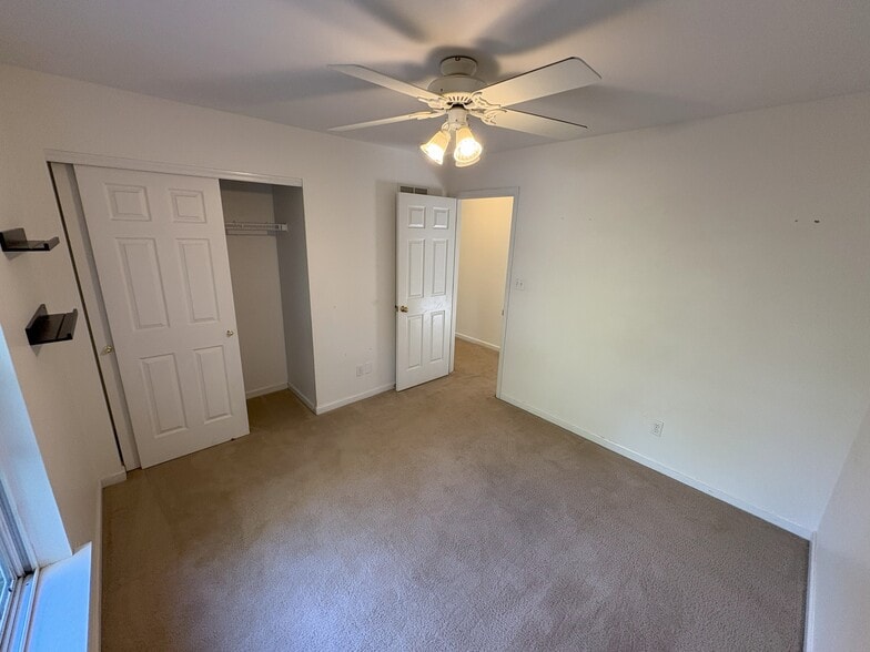 2nd bedroom - 2562 Creve Coeur Dr