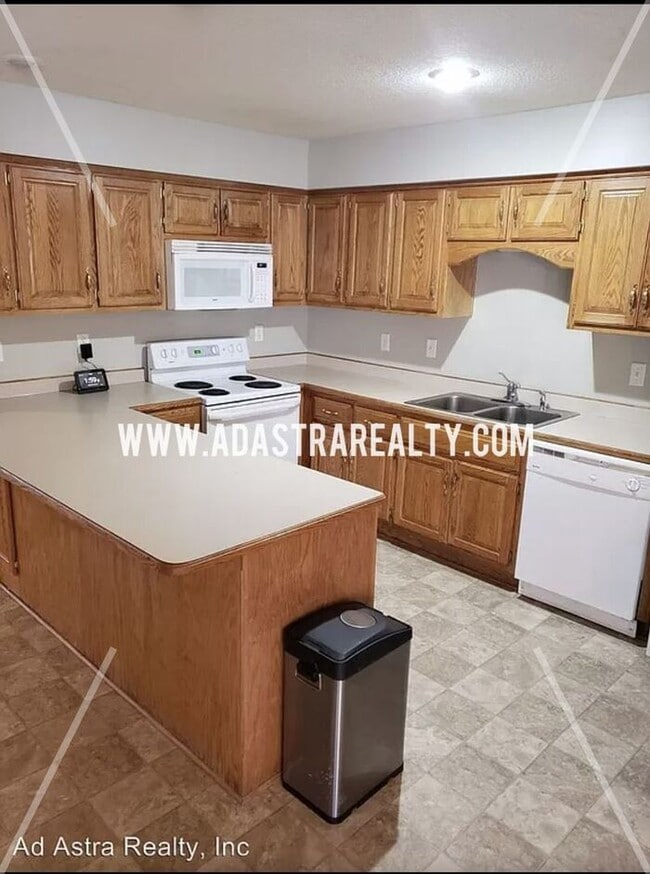 Building Photo - Spacious and Affordable Duplex in Peculiar-Available in JUNE!!