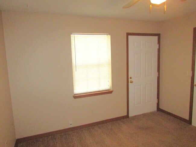 Building Photo - Available 11/17 – Spacious 2/2 Duplex with...