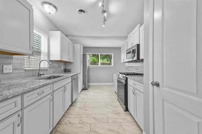 Building Photo - 6209 Calmont Ave