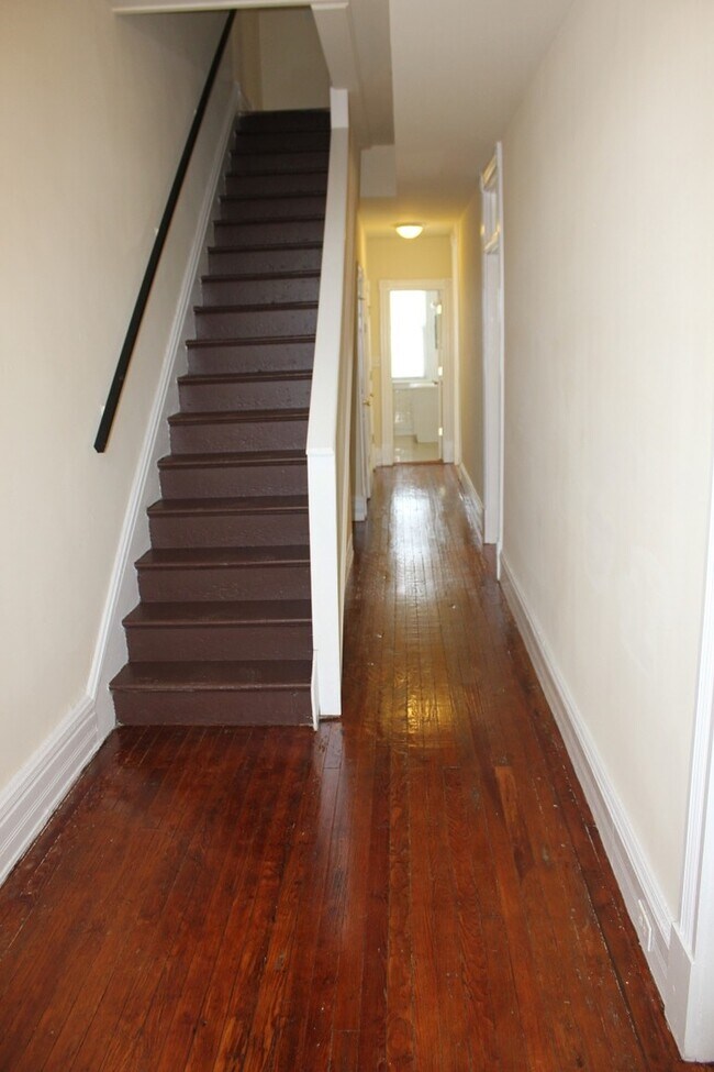 Building Photo - Spacious four bedroom, two full bath Fan/VCU area home. Available in August.
