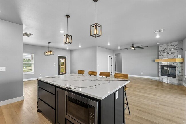 Building Photo - 4930 Meadow Dr