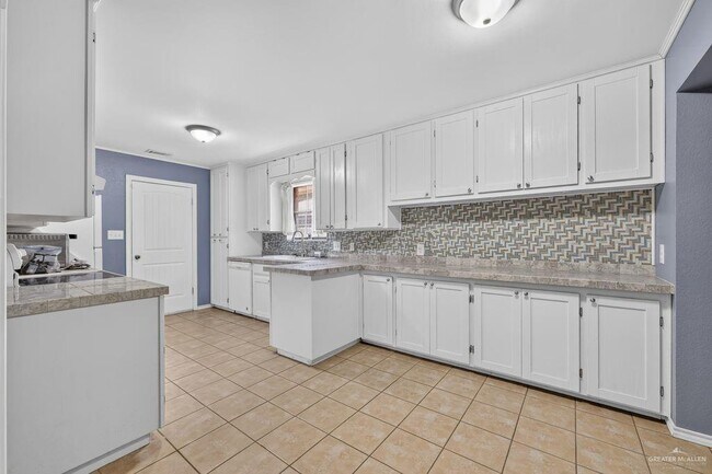 Building Photo - 17 Goldcrest Ave