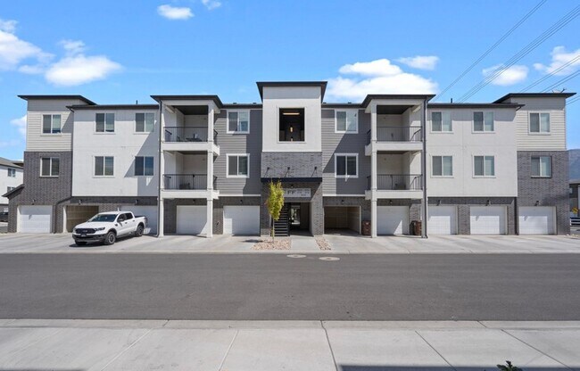 Building Photo - 378 750 N