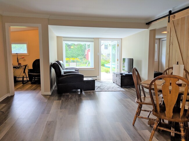 Building Photo - 2 Bedroom Remodeled Home with Lake Access