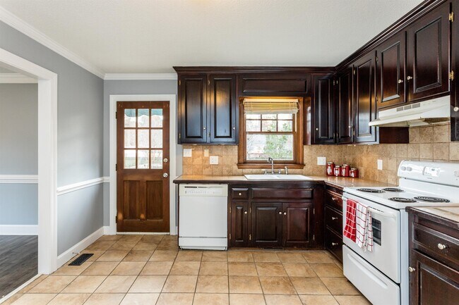 Building Photo - 1719 Centre St W