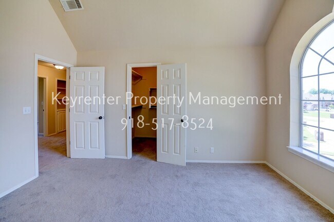 Building Photo - Beautiful home across from Jenks Middle School