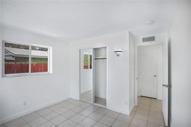 Building Photo - 1522 SW 30th St
