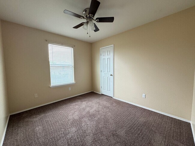 Building Photo - 813 Draco Dr