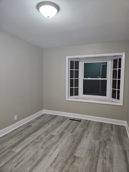 Building Photo - 1020 S Park Blvd
