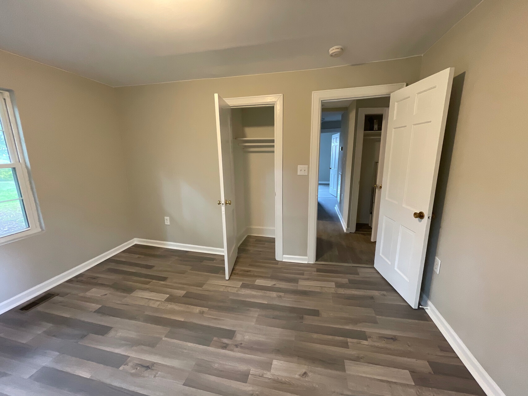 Building Photo - Room in House on Glory St