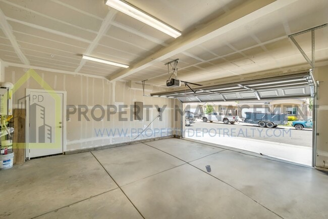 Building Photo - Modern & Spacious 5BD/3BA Home in South Sa...