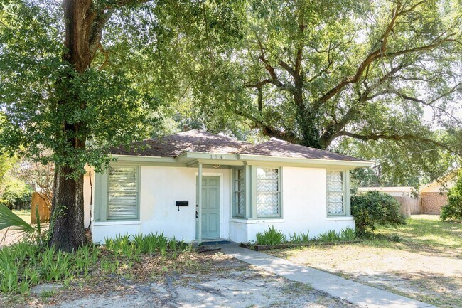 Building Photo - BILOXI - ADORABLE LITTLE COTTAGE - CLOSE TO KEESLER AND THE BEACH