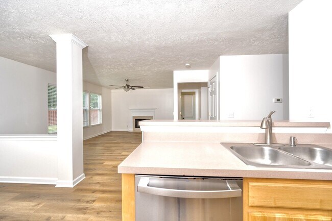 Building Photo - **BE THE LUCKY ONE TO LIVE IN THIS UPDATED NASHVILLE/ BELLEVUE HOME**