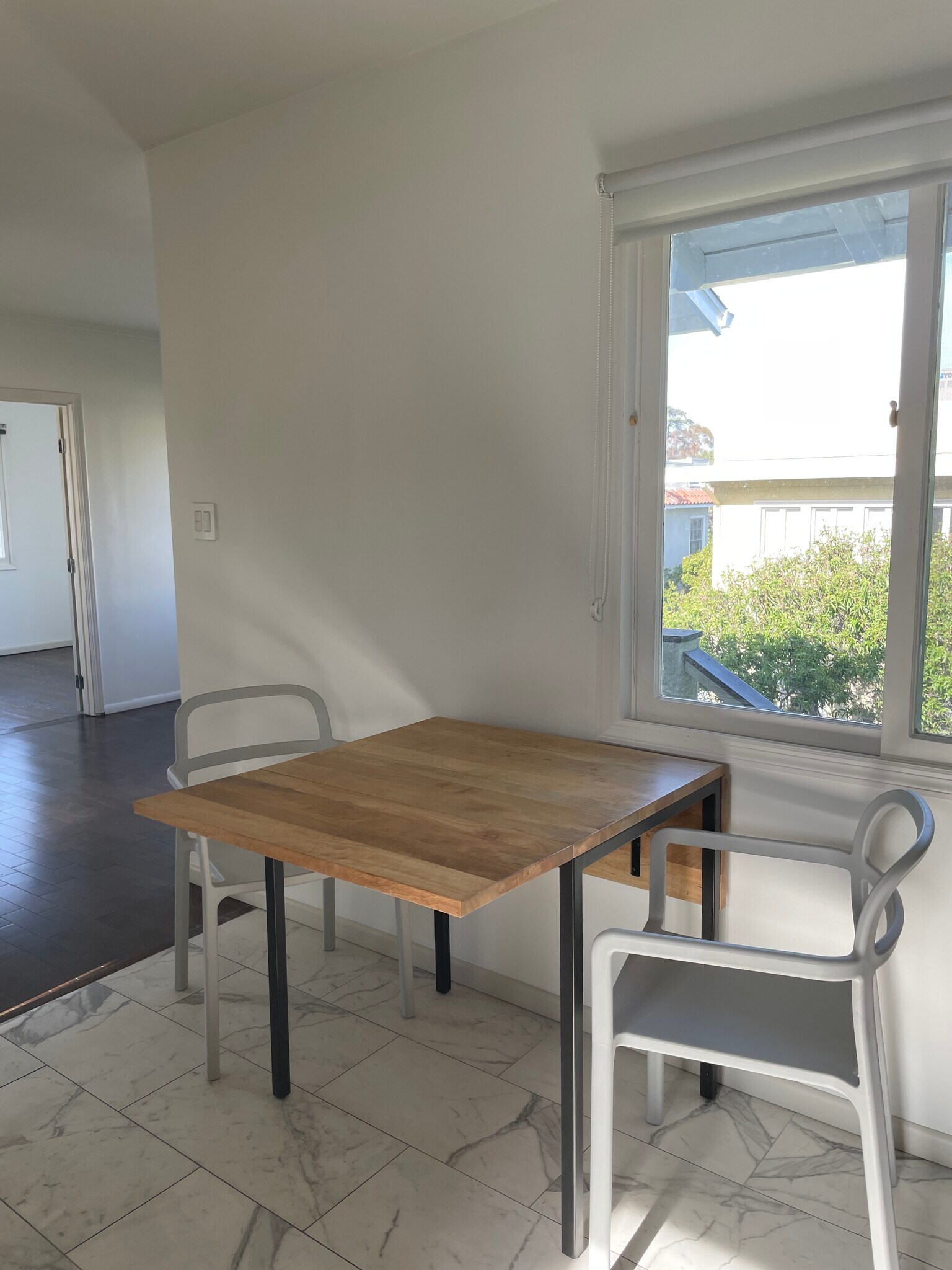 Kitchen sitting area - 609 N Mariposa Ave