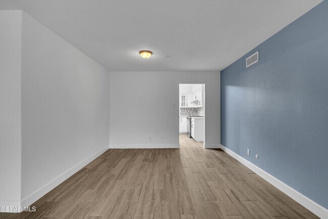Building Photo - Come to check this beautiful house 4 bedrooms, possible 5th bed and 3 baths.