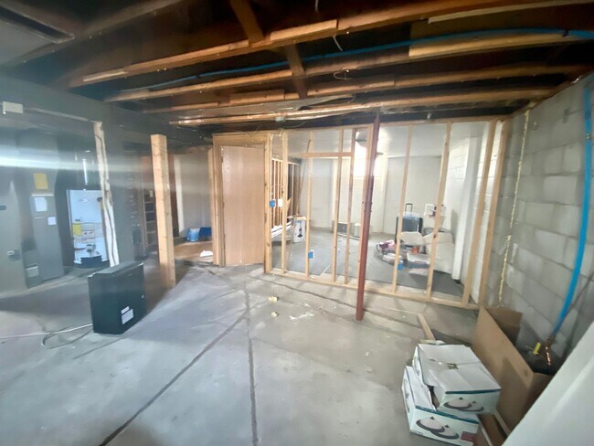 Building Photo - 916 12th Ave N