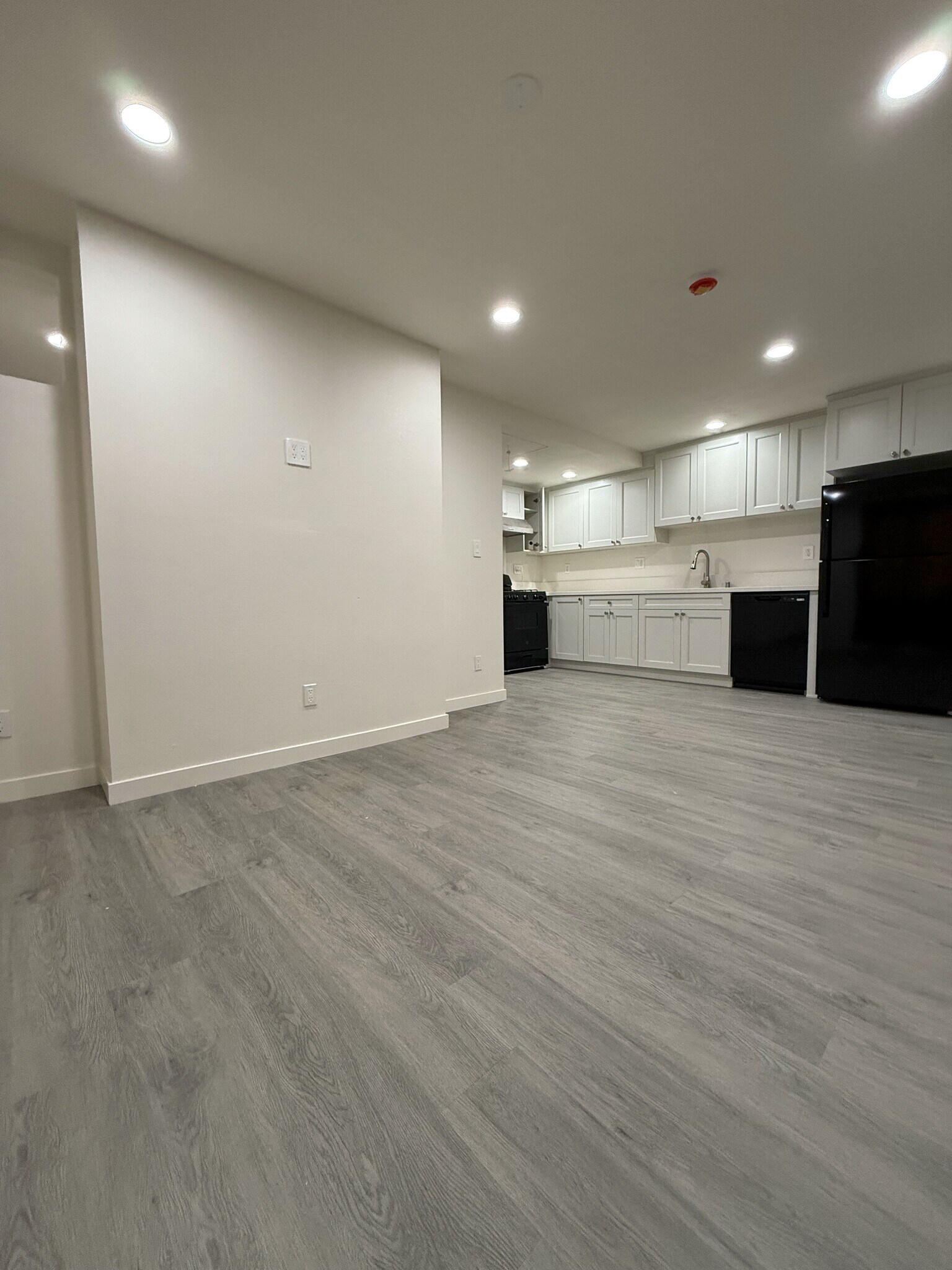 Building Photo - 10696 Walnut St