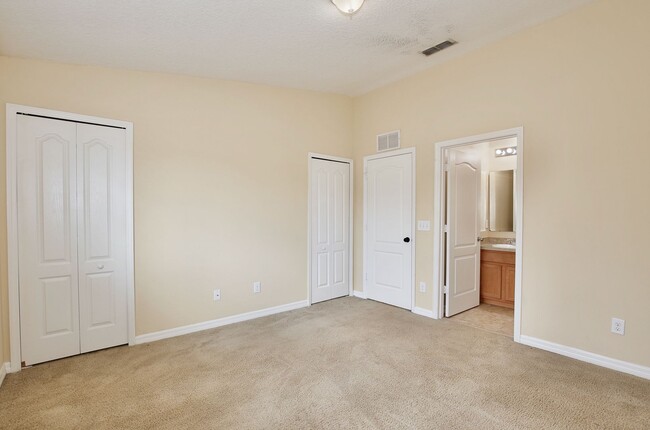 Building Photo - Cozy 2/2.5 Spacious Townhome with a Covere...