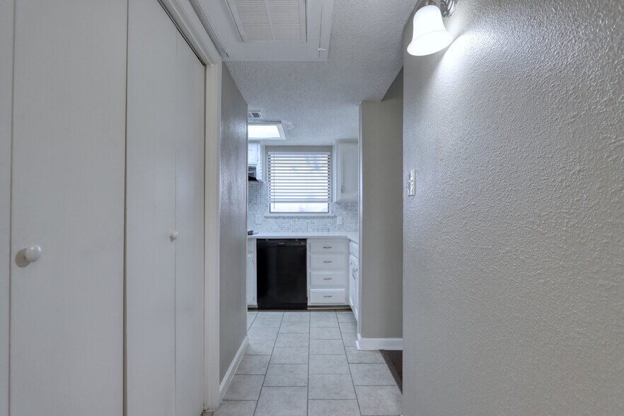 Building Photo - 711 Harbour Town Dr