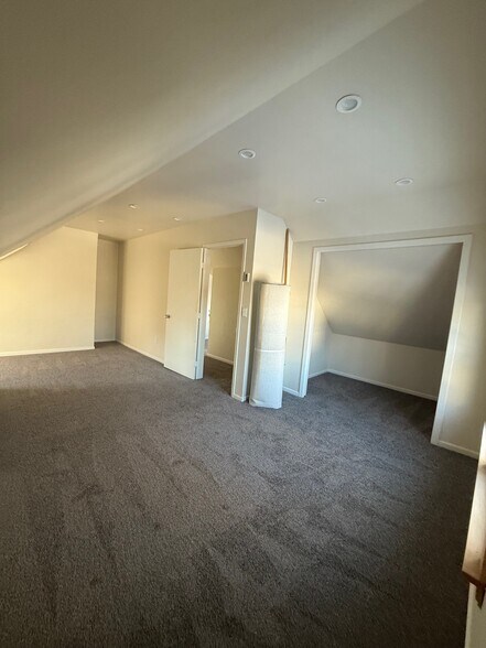 Building Photo - 664 Aurora Ave