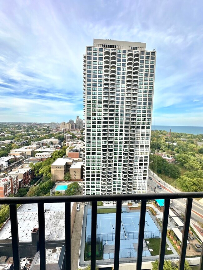 Building Photo - 1960 N Lincoln Park W