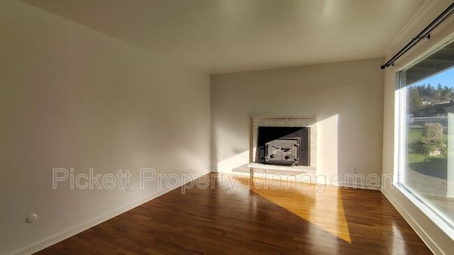 Building Photo - 1316 E Hope St