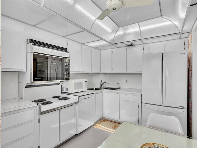 Building Photo - 1537 E Hillsboro Blvd