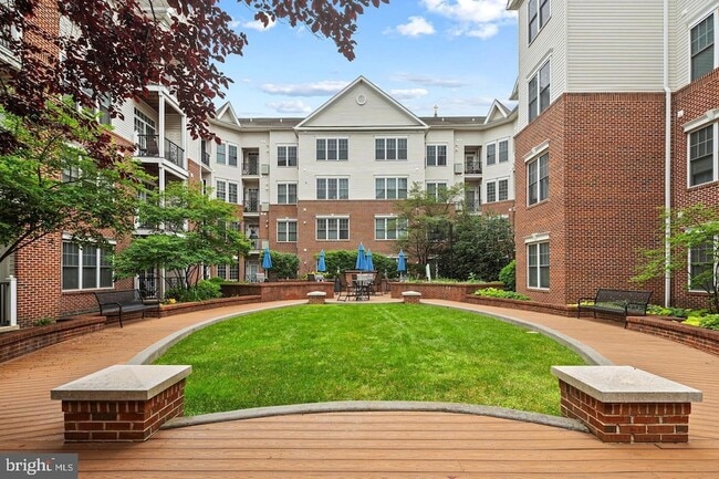 Building Photo - 200 W Elm St