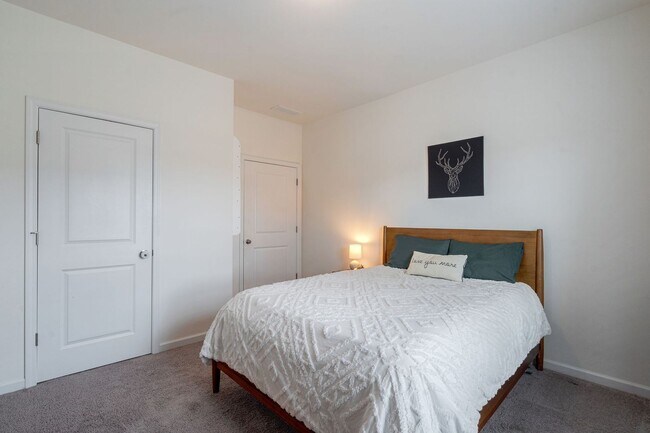 Building Photo - Move-In Ready Bogart Home with Open Layout and Private Fenced Yard