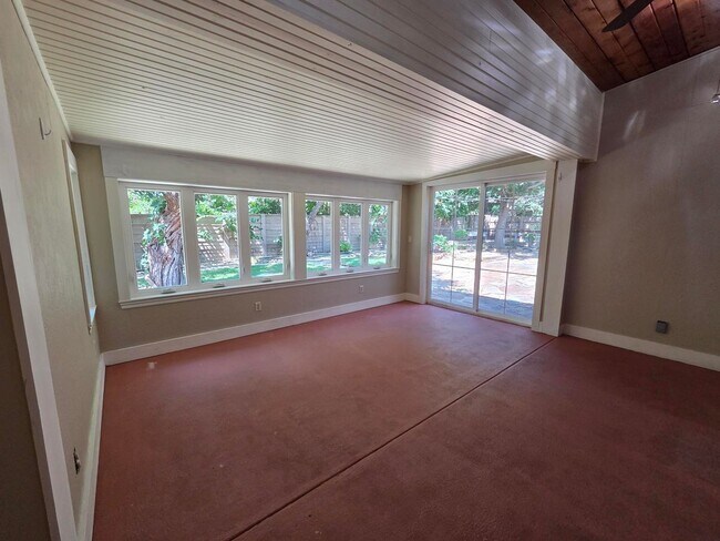 Building Photo - FOR LEASE!! Great location!
