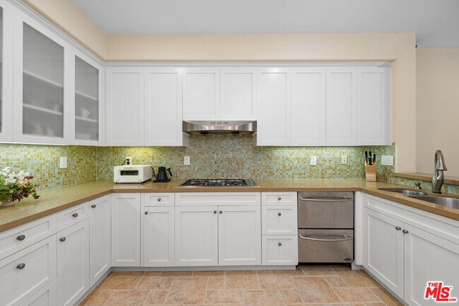 Building Photo - 682 Palisades Dr
