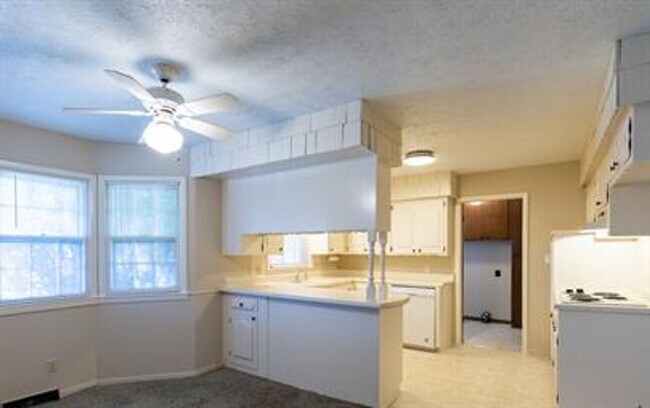 Building Photo - PRE-LEASING! Southeast Springfield 3 Bedroom, 2 Bathroom