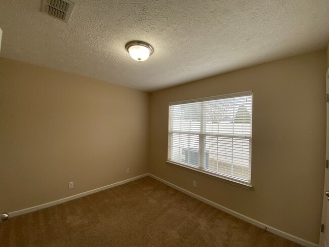 Building Photo - The Villas at Evergreen Farms / 3 Bedroom / 3 Bathroom / Fenced Patio / 1 car garage