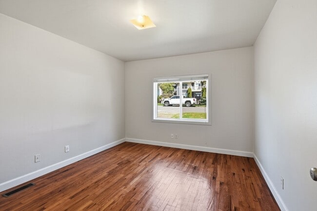 Building Photo - 2bd/1ba Kirkland Home