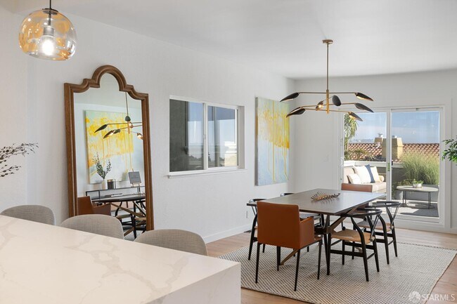 Building Photo - 628 Los Palmos Dr