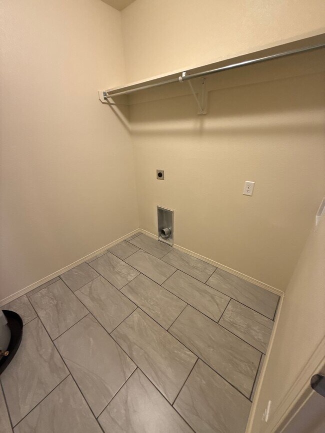 Building Photo - 3 Bed 2 Bath House with Yard Care Included.