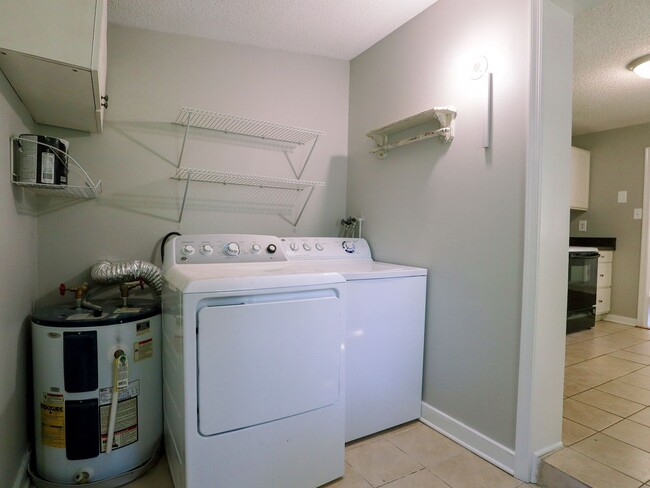 Building Photo - Cozy 2-Bedroom Home on Half an Acre in Nor...