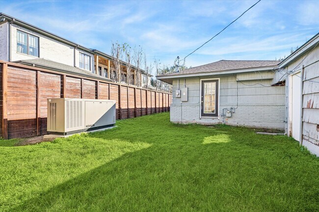 Building Photo - 2712 W Holcombe Blvd