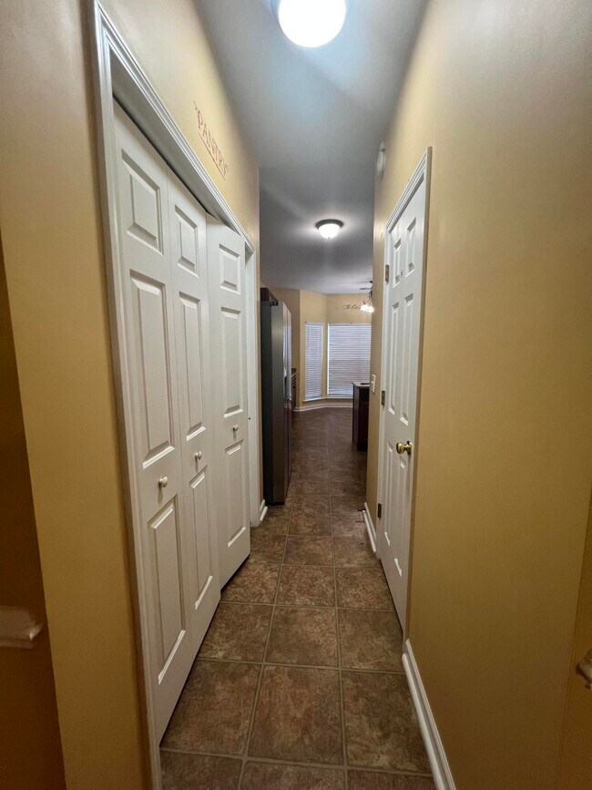 Building Photo - 565 Batty Way