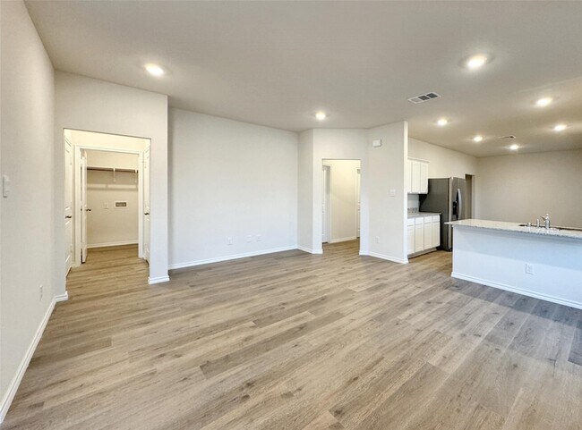 Building Photo - 810 Shear Dr