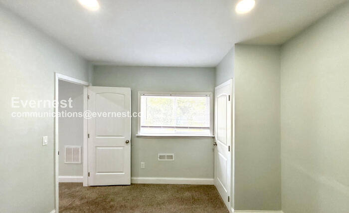 Building Photo - 217 N Sweetbriar Ave