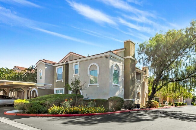Building Photo - Fully Furnished/Great location 3 bedrooms 2  bath, community pool/gated in south summerlin area