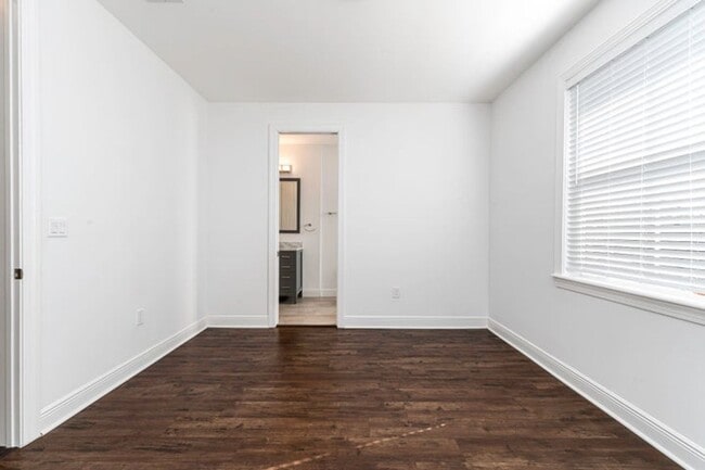 Building Photo - 1031 NE 13th Ave