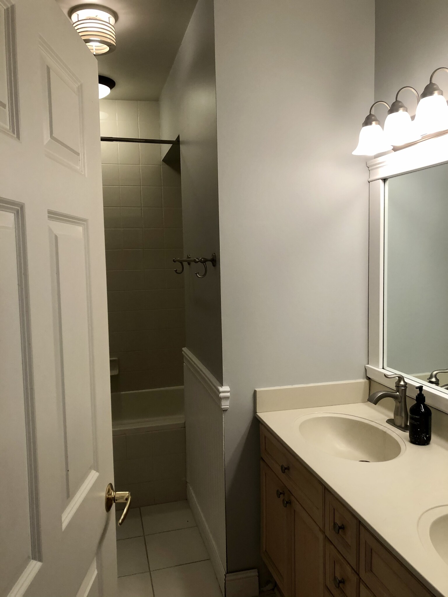 Large bathroom. - 55 W Delaware Pl