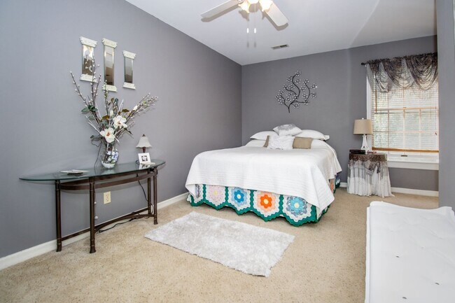 Building Photo - 3 bed, 2.5 bath Duplex