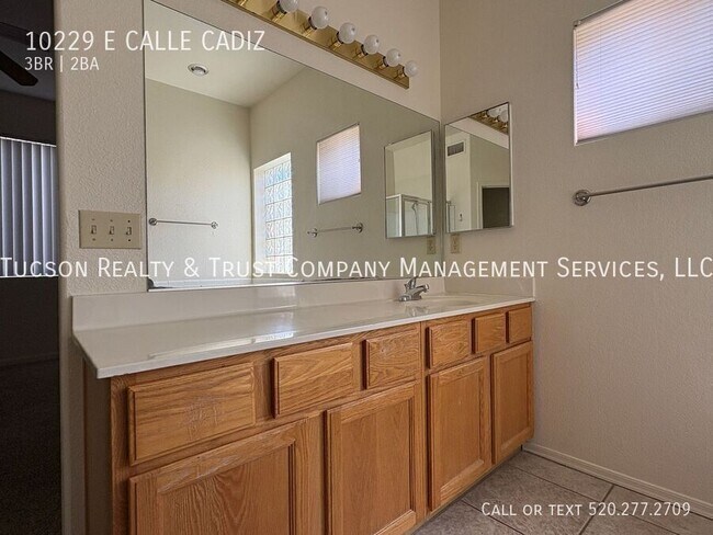 Building Photo - 10229 E Calle Cadiz